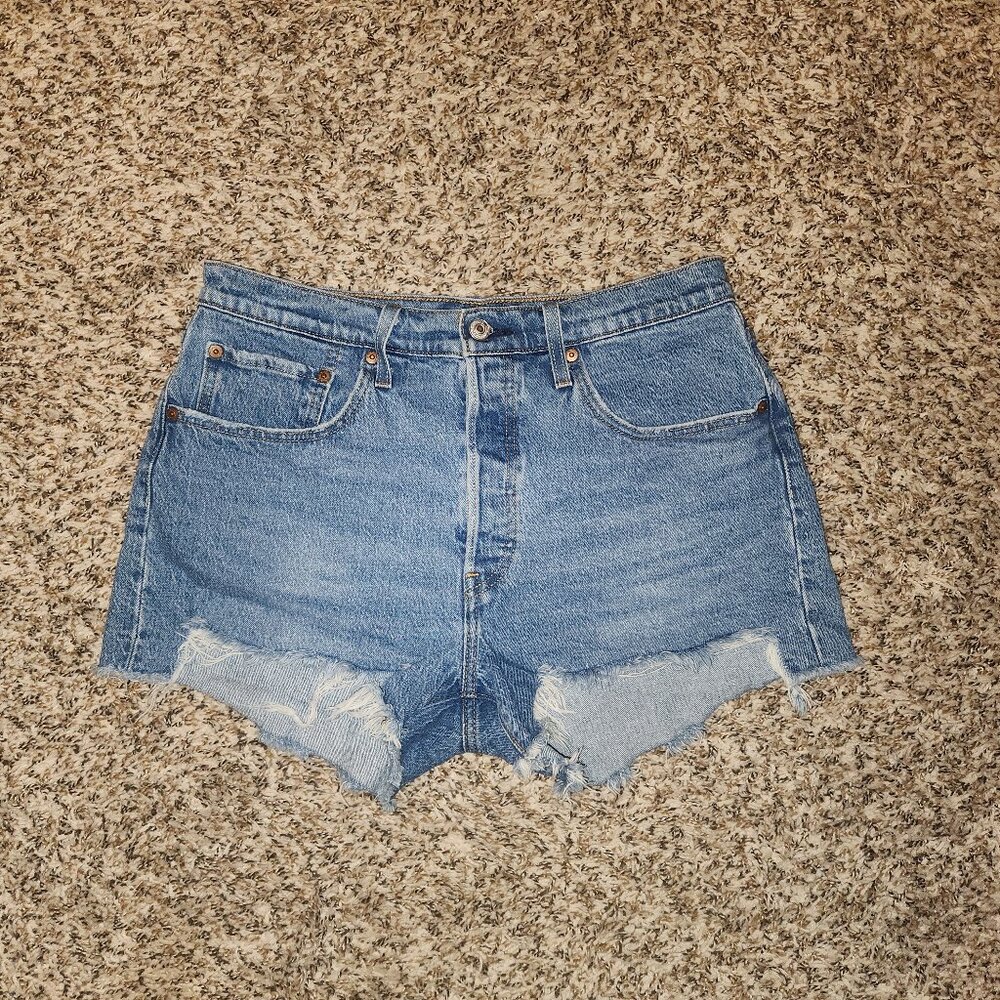 Levi’s 501 Medium Wash Mid-Rise Distressed Cut-Off Denim Shorts W30